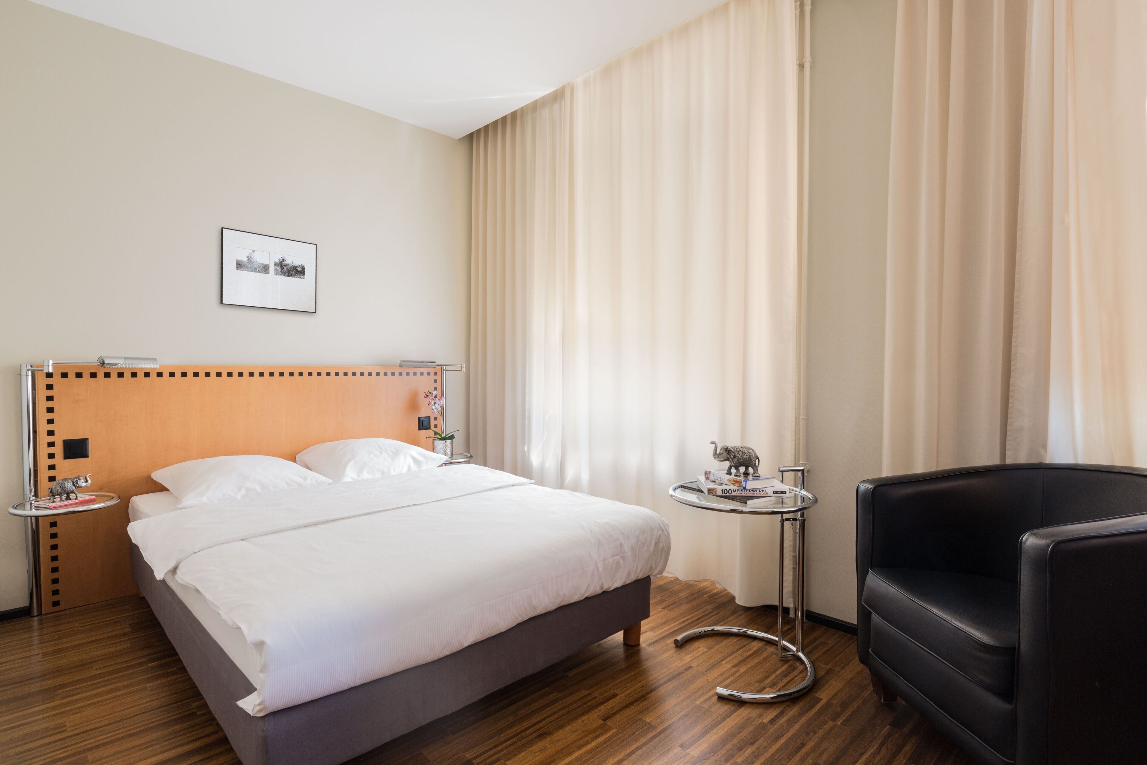 double room | 1 bedroom, minibar, in-room safe, desk
