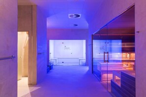 A hallway with a modern design, a glass partition on the right, and a sign in the background. - GLANDON Rooms Elite (Biel)