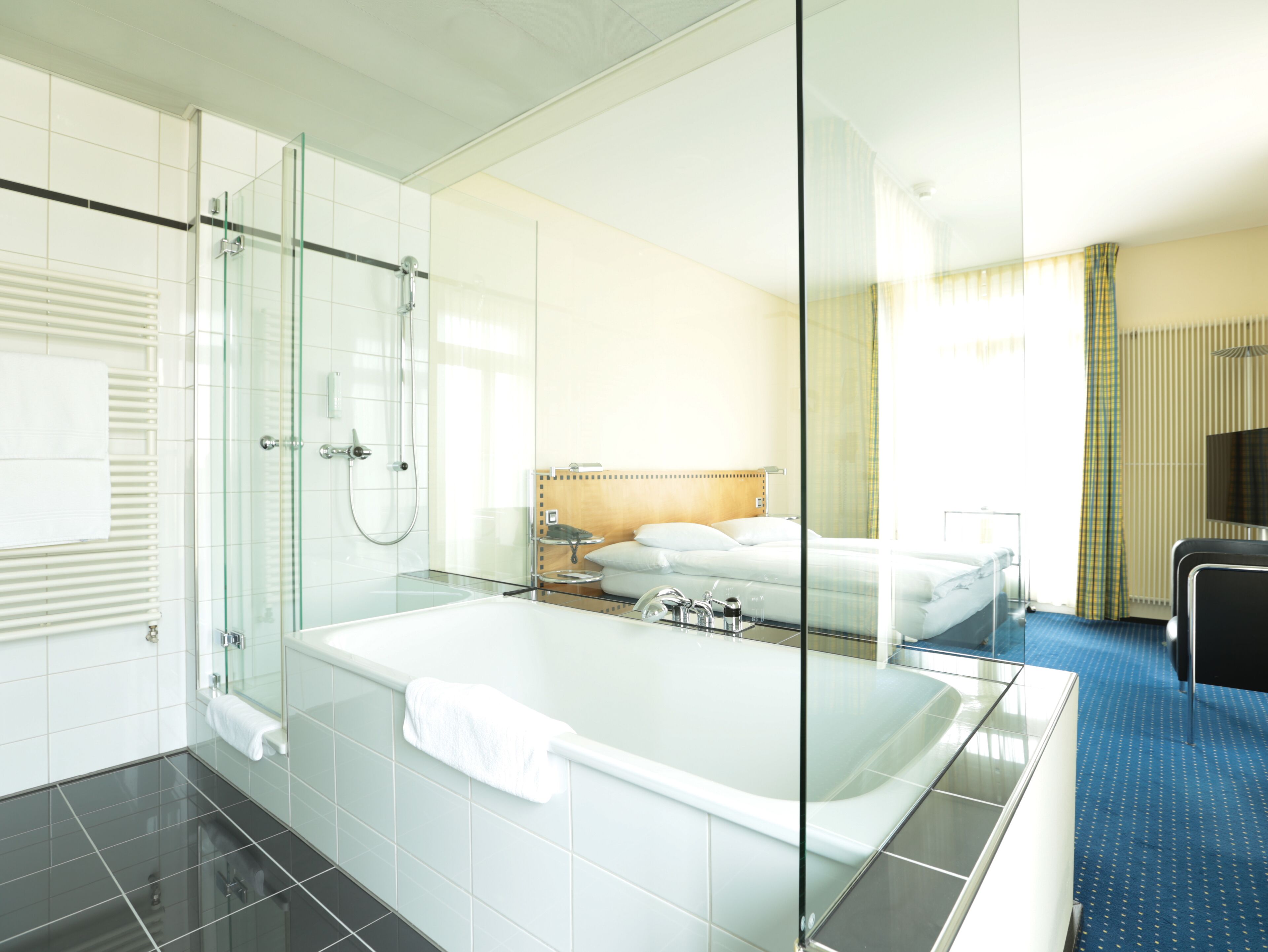 junior suite | 1 bedroom, minibar, in-room safe, desk