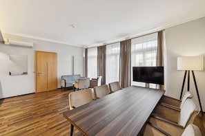 The Suite Prime | Living area | Flat-screen TV - GLANDON Rooms Elite (Biel)