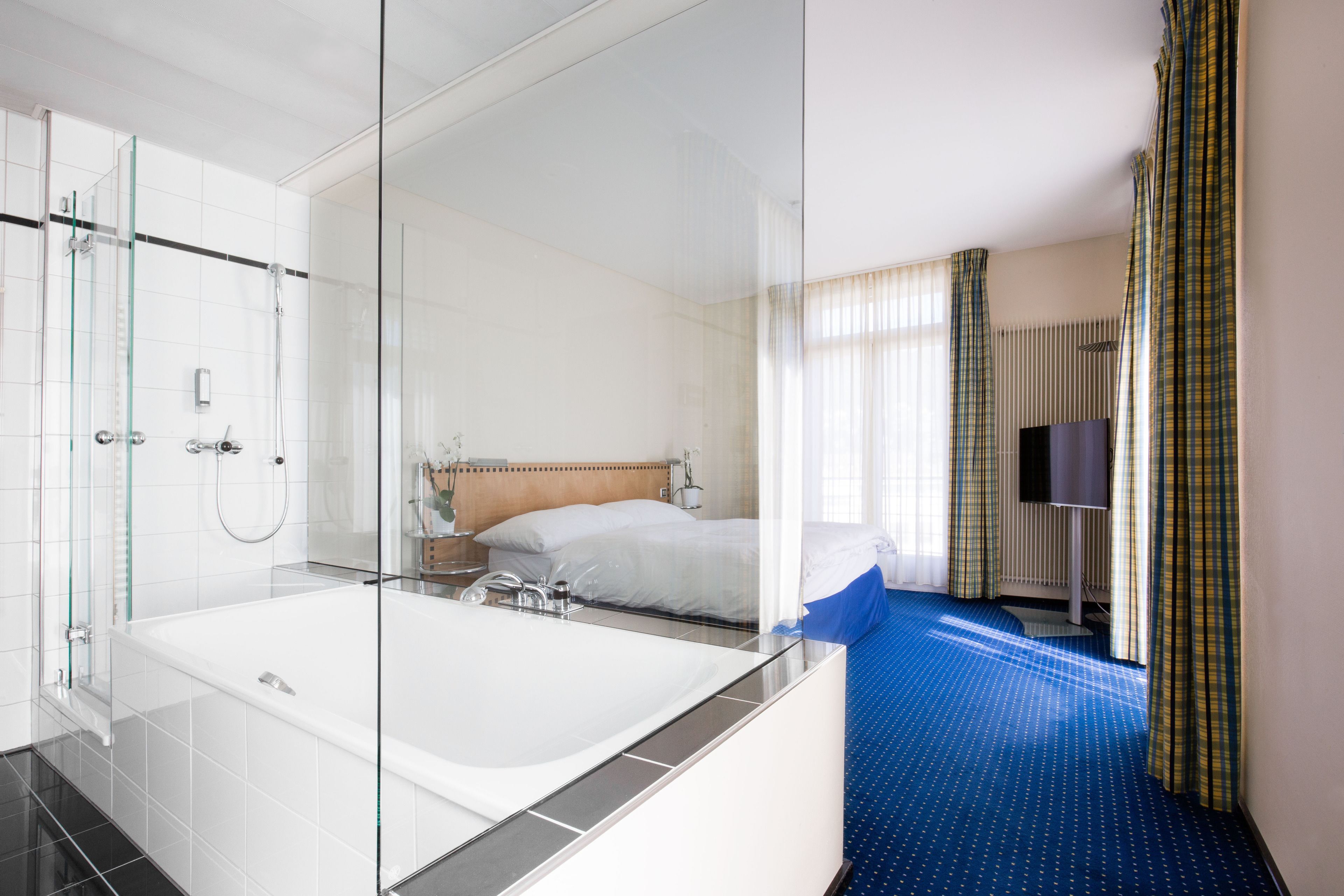 junior suite | bathroom | free toiletries, hair dryer, bathrobes, slippers