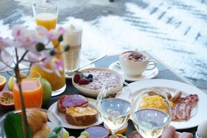 A breakfast table with various food items and drinks. - GLANDON Rooms Elite (Biel)
