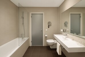 Suite Signature | Bathroom | Free toiletries, hair dryer, bathrobes, slippers - GLANDON Rooms Elite (Biel)