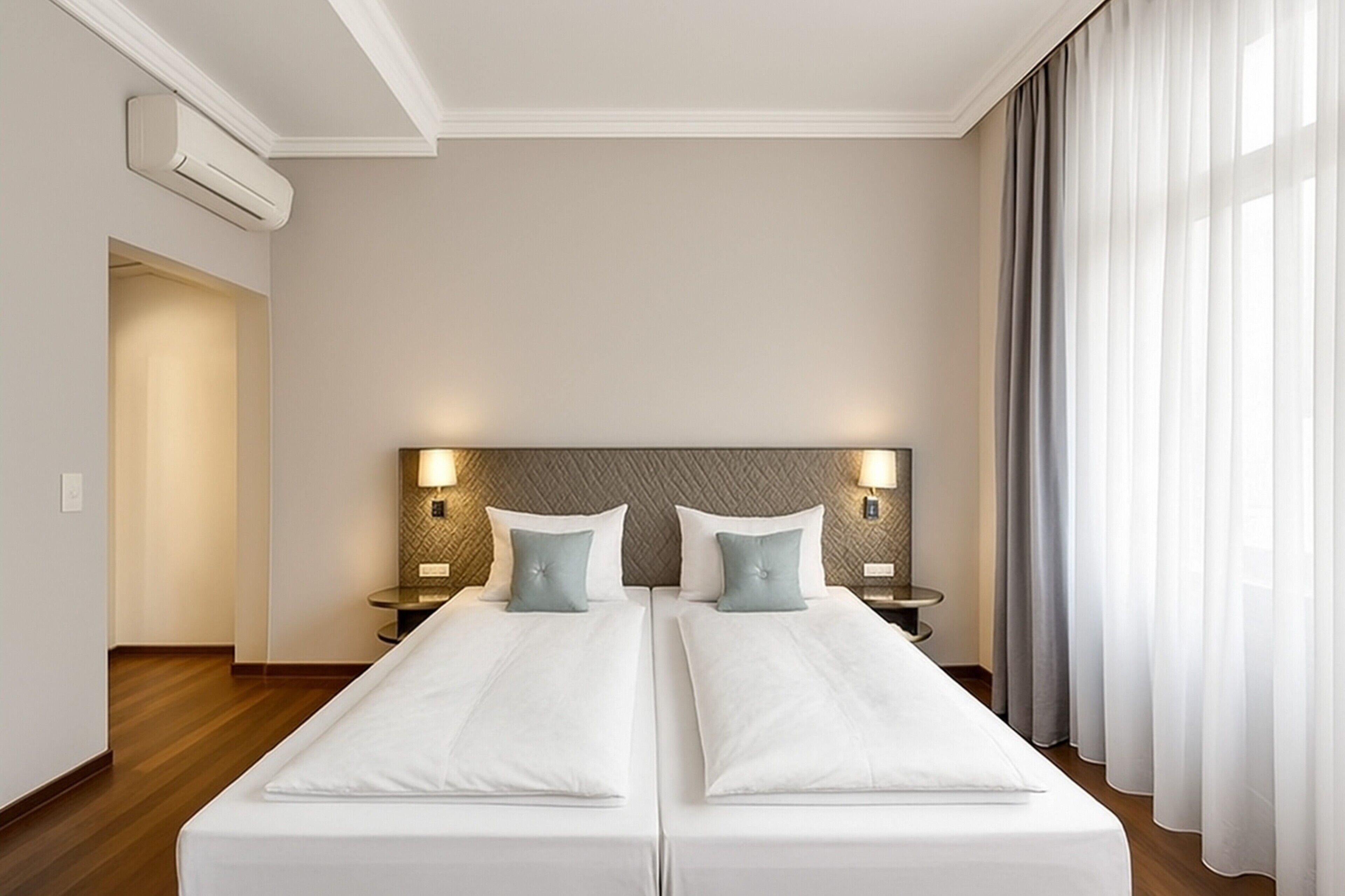 Suite Signature | Minibar, in-room safe, desk, soundproofing