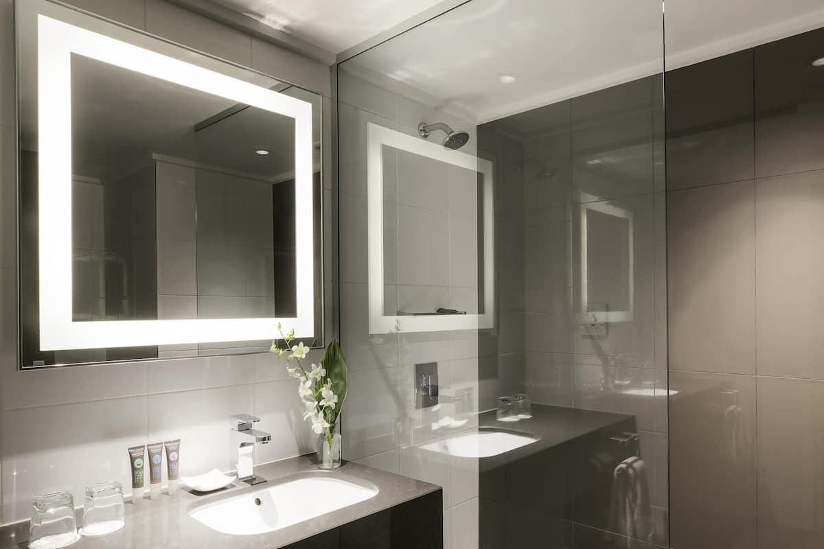 1 habitación, edredón, caja de seguridad en la habitación y escritorio