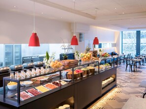 Se sirven desayunos, comidas, cenas y cocina local 