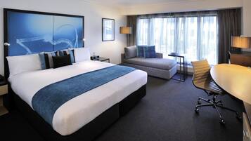 Deluxe kamer, 1 kingsize bed | 1 slaapkamer, donzen dekbedden, een kluis op de kamer, een bureau