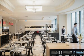 朝食、ランチ、ディナーに営業 (郷土料理)