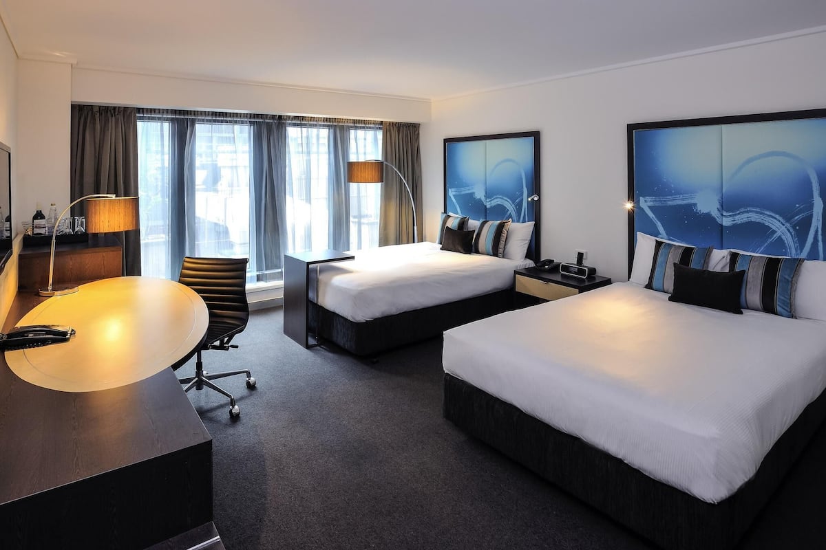 Deluxe dubbelrum - 2 dubbelsängar | 1 sovrum, duntäcken, värdeförvaringsskåp på rummet och skrivbord