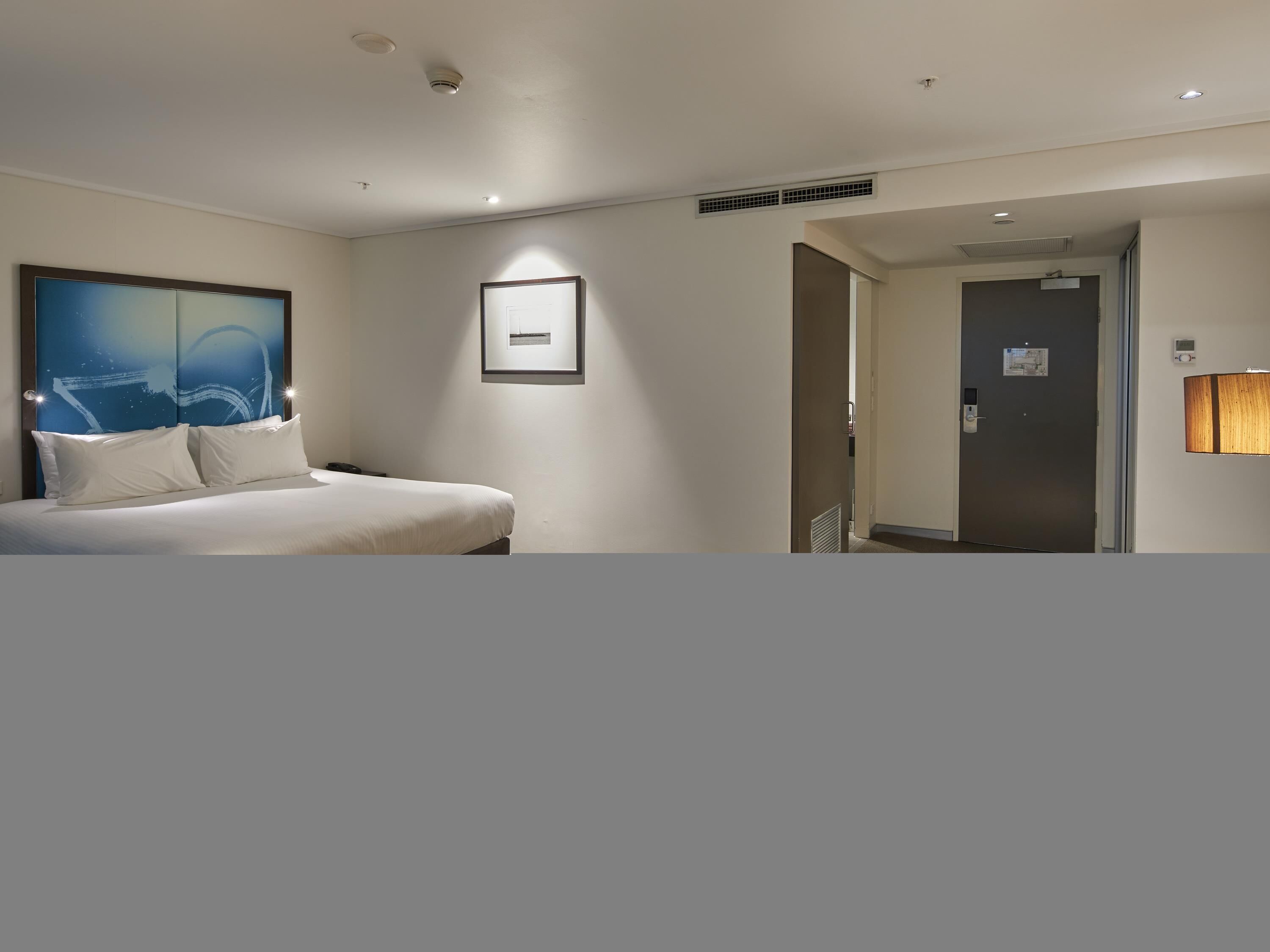 Quarto, 1 cama King, acessível | Edredons de pluma, cofres nos quartos, escrivaninha