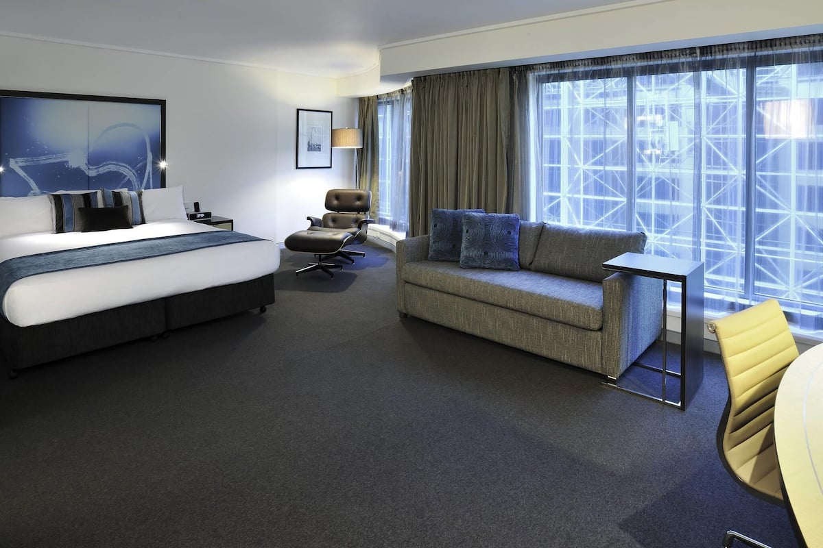 Suite – junior, 1 kingsize-seng | Dundyner, safe på rommet, skrivebord og skrivebord for bærbar PC