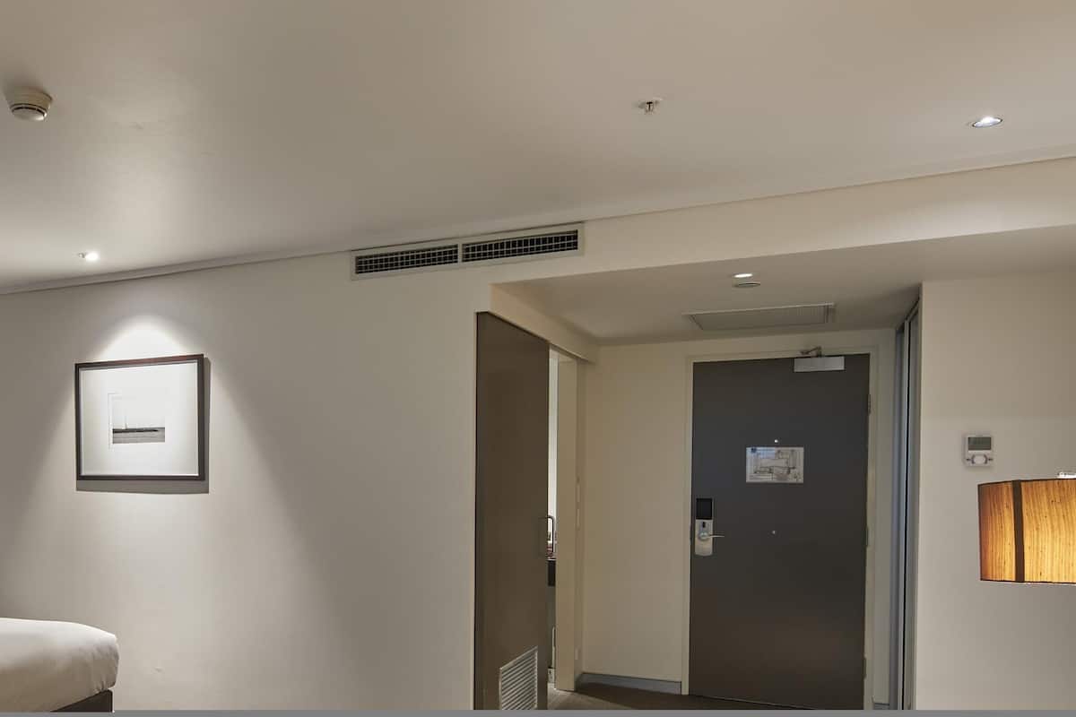 Quarto, 1 cama King, acessível | 1 quarto, edredons de pluma, cofres nos quartos, escrivaninha