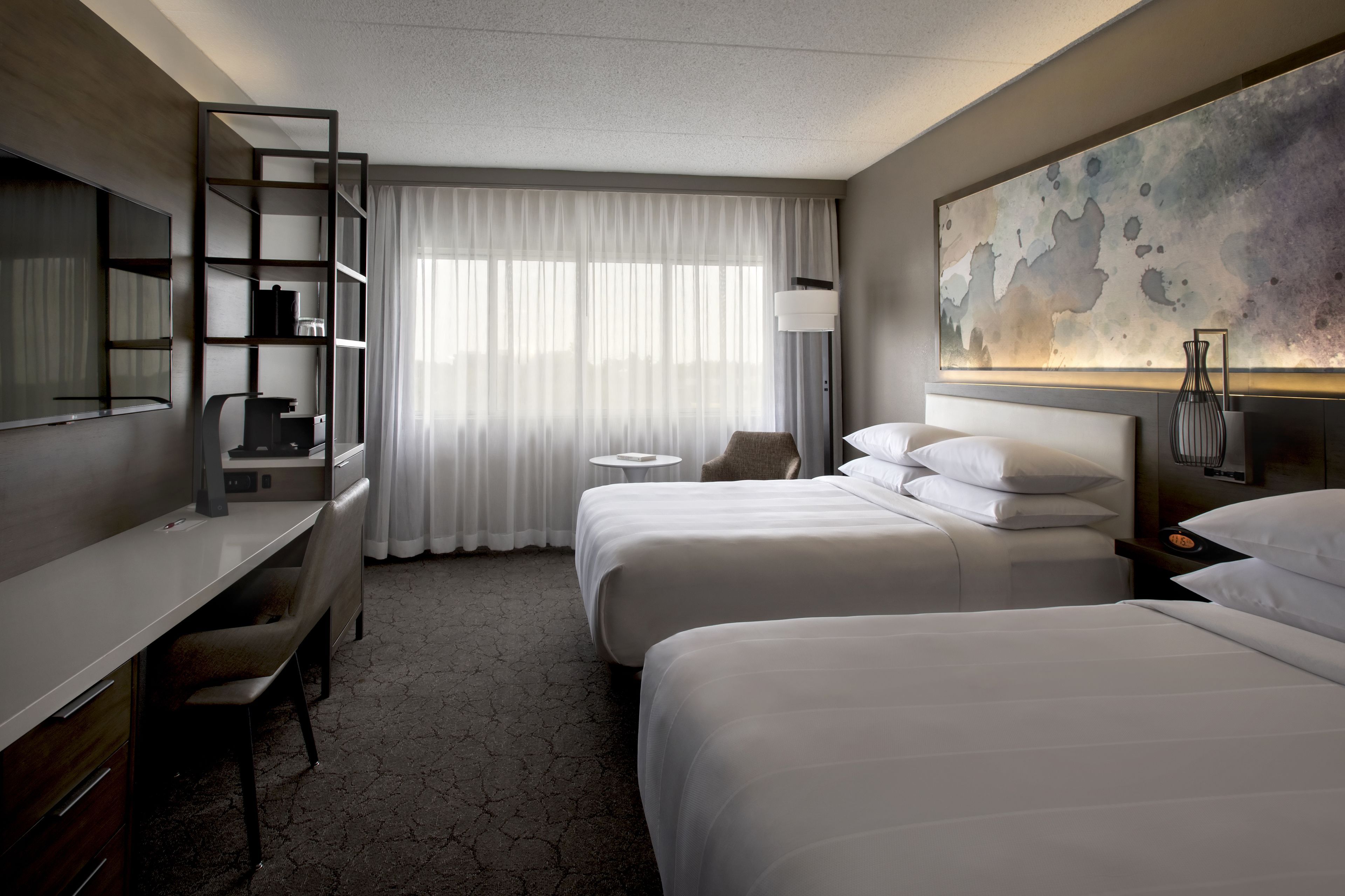 Luxe beddengoed, een bureau, een laptopwerkplek