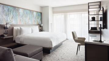 Hochwertige Bettwaren, Schreibtisch, laptopgeeigneter Arbeitsplatz