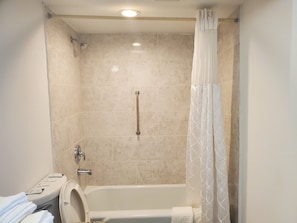Standard Double Room | Bathroom | Combined shower/bathtub, free toiletries, hair dryer, towels