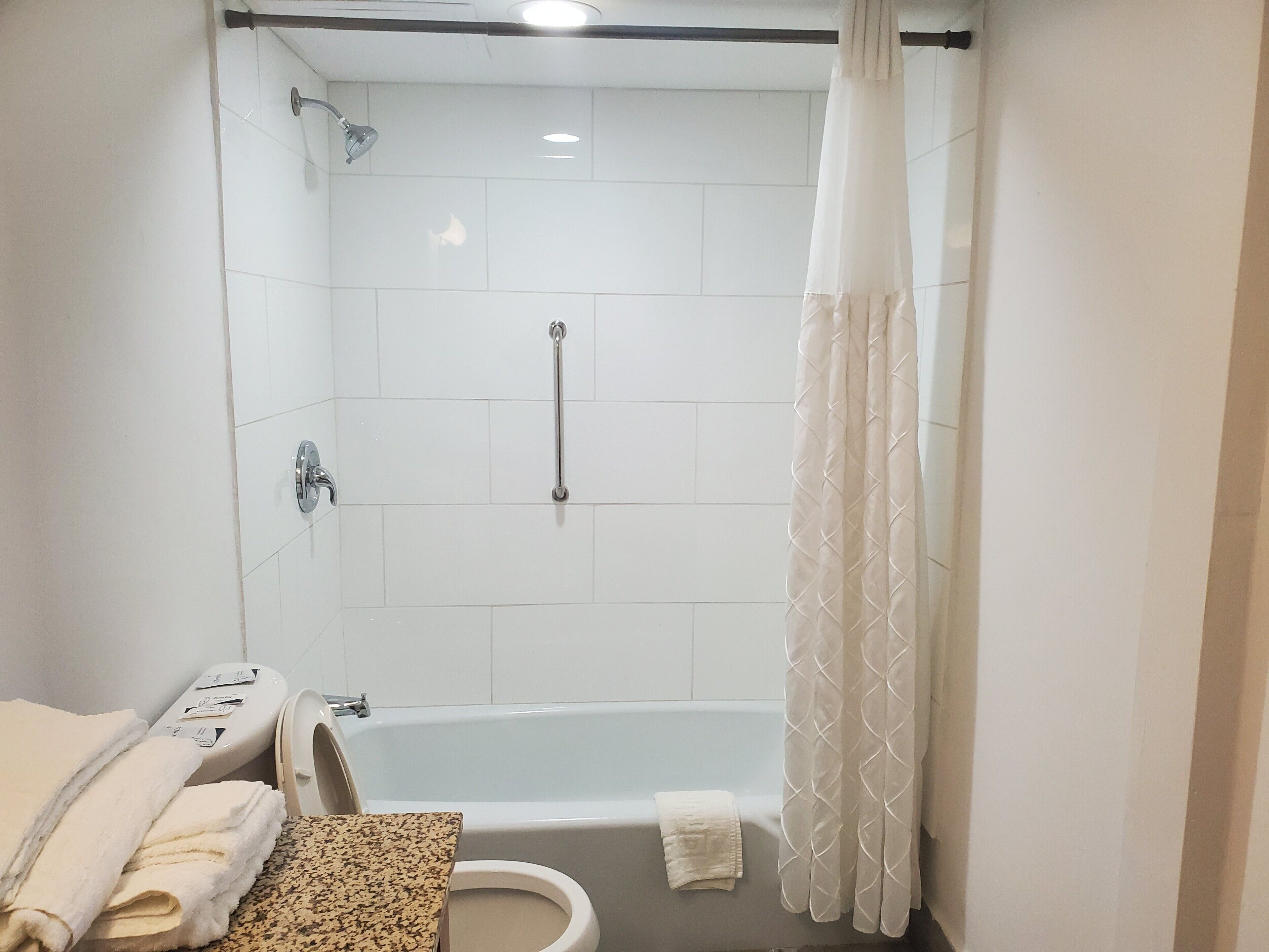 スタンダード ルーム キングベッド 1 台 | バスルーム | シャワー付き浴槽、バスアメニティ (無料)、ヘアドライヤー、タオル