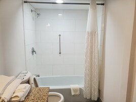 Standard Room, 1 King Bed | Bathroom | Combined shower/tub, free toiletries, hair dryer, towels