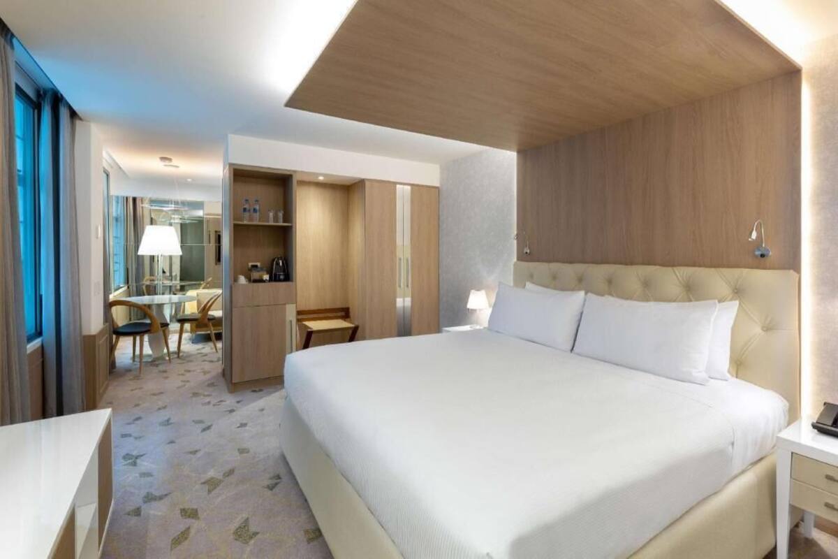 Egyptian cotton sheets, premium bedding, in-room safe