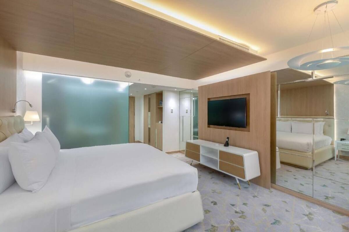 Egyptian cotton sheets, premium bedding, in-room safe