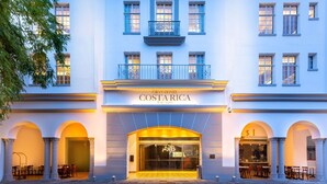La façade du Gran Hotel Costa Rica présente une entrée centrale, des balcons et des fenêtres en arc de cercle.