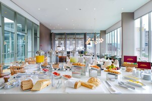 Daily buffet breakfast for a fee