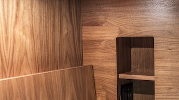 Un mur en bois doté d’étagères intégrées et d’un luminaire encastré.