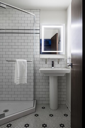 Room, 2 Queen Beds | Bathroom | Shower, rainfall showerhead, free toiletries, hair dryer - Hotel Ivy Boston Common (Boston)