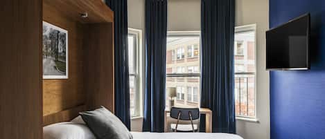 Standard Room, 1 Queen Bed | Premium bedding, in-room safe, iron/ironing board, free WiFi