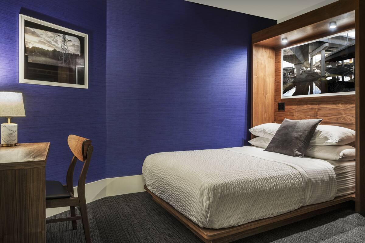 Standard Room, 1 Queen Bed | Premium bedding, in-room safe, iron/ironing board (on request)