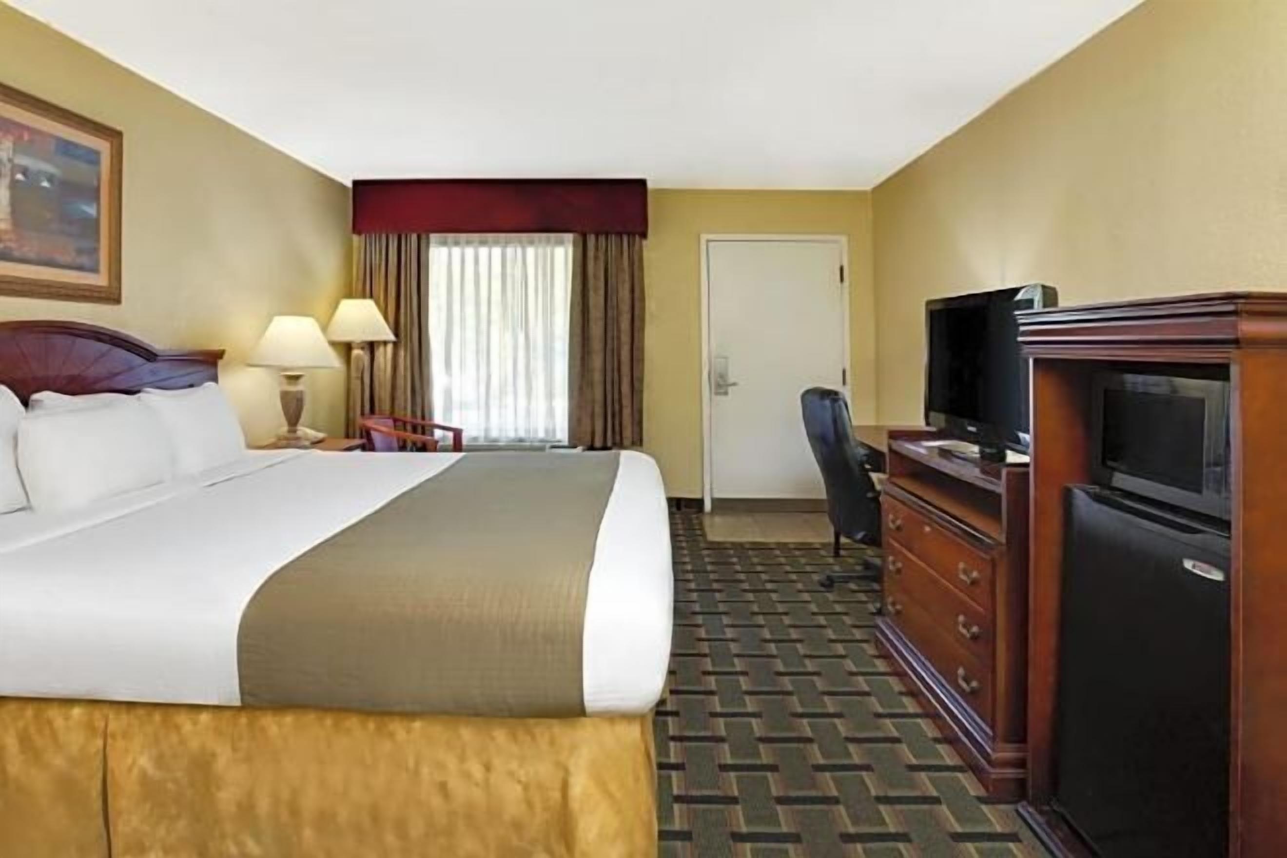 Desk, iron/ironing board, free cots/infant beds, free WiFi