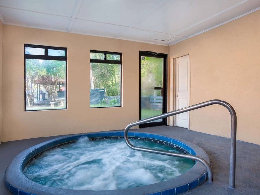 Tina de hidromasaje al aire libre