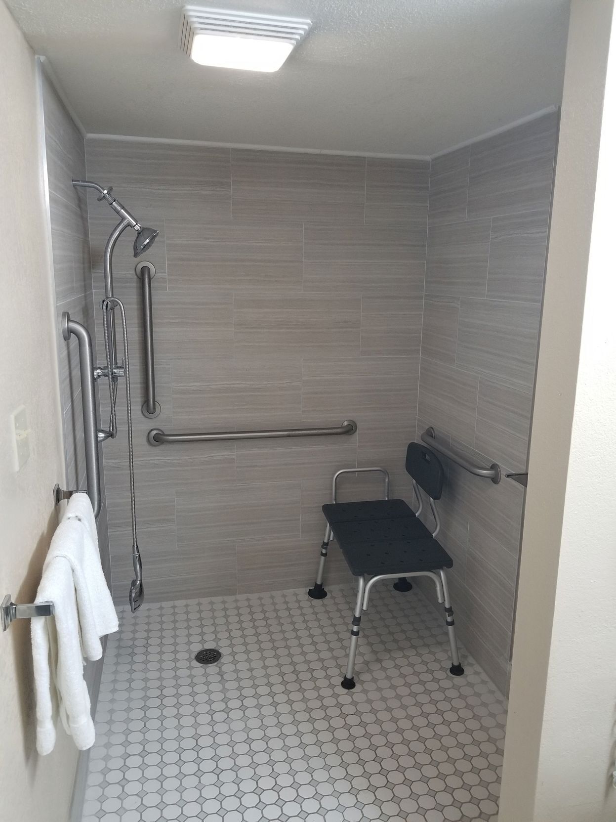 Baño | Tina profunda, amenidades de baño gratuitas, secadora de cabello 