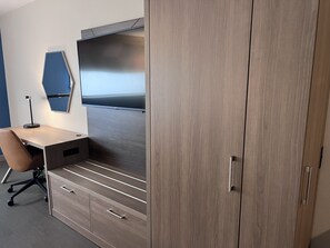 Standard Room, 1 King Bed | 1 bedroom, premium bedding, desk, laptop workspace