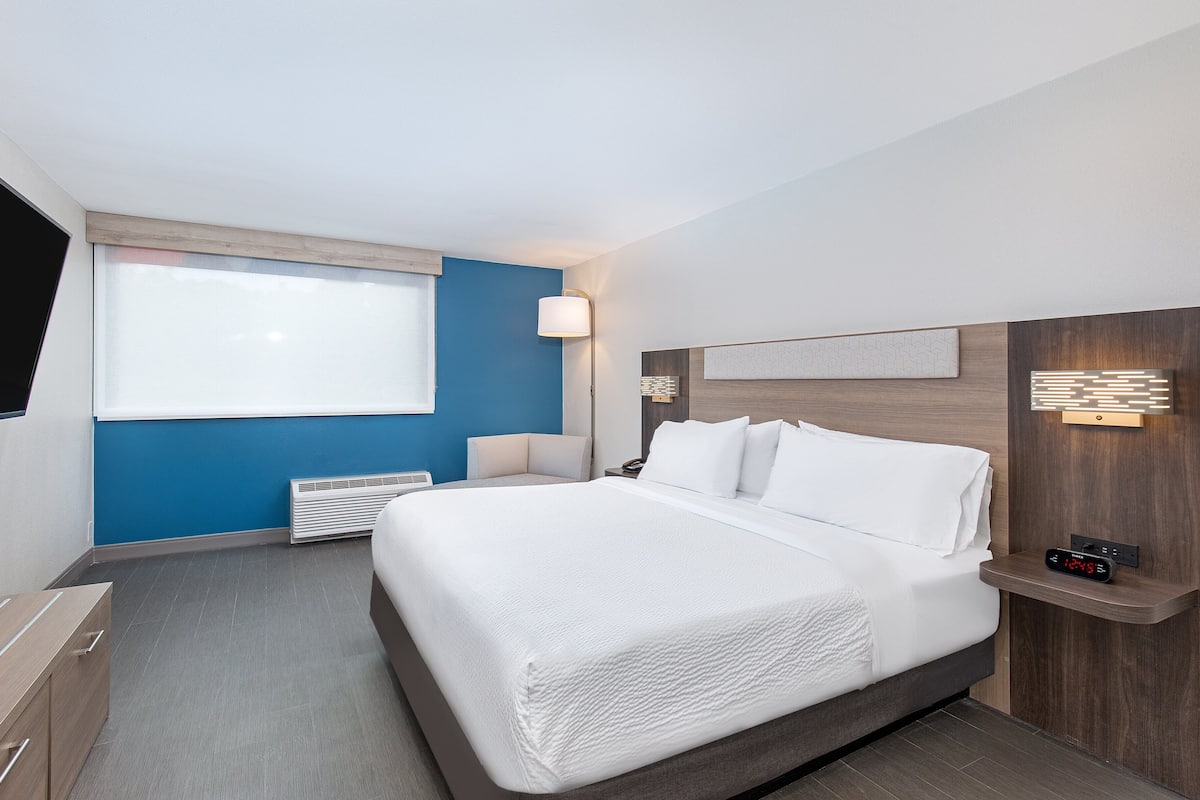 1 bedroom, premium bedding, desk, laptop workspace
