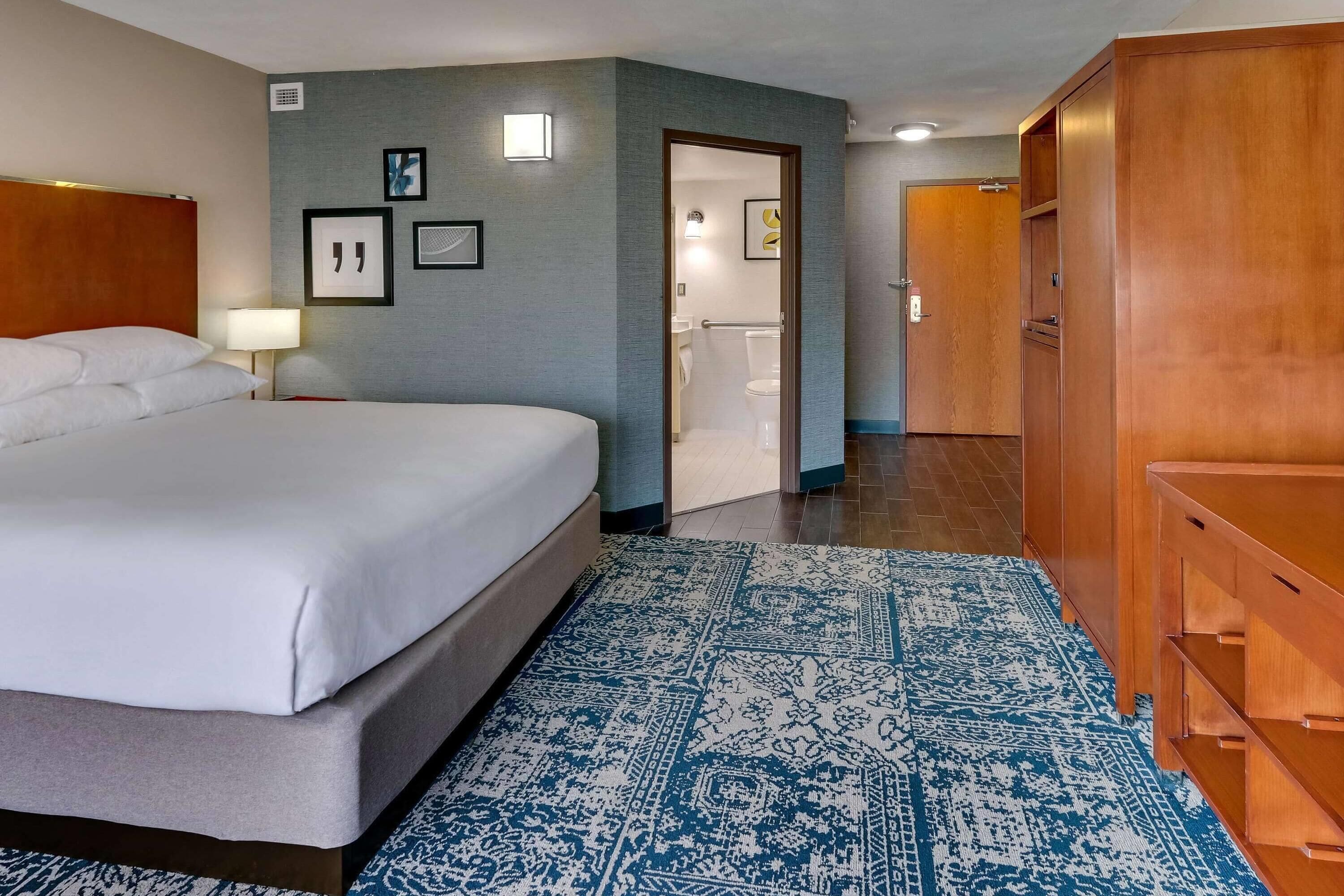 Deluxe Room, 1 King Bed, Accessible, Non Smoking | Desk, laptop workspace, blackout drapes, iron/ironing board