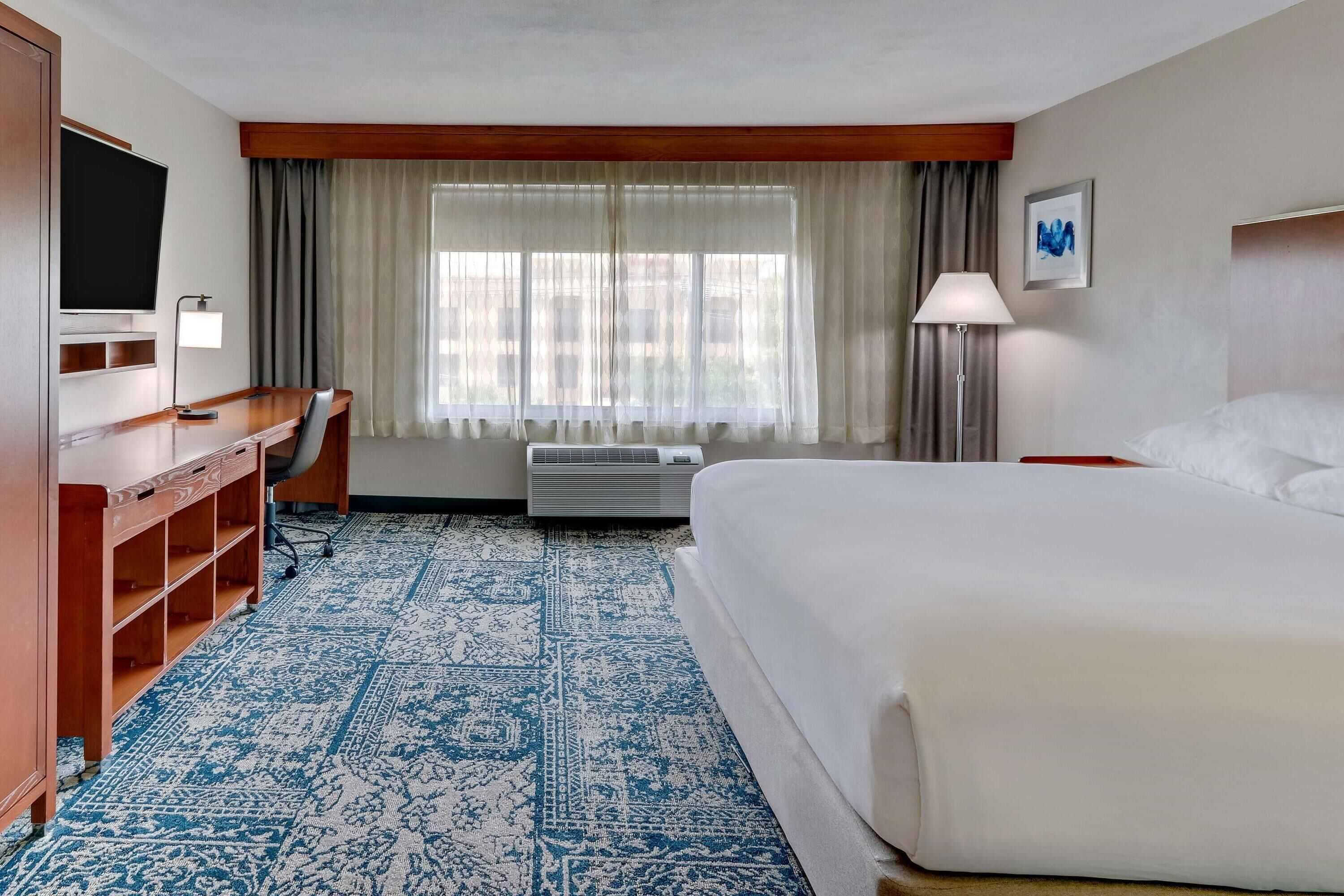 Deluxe Room, 1 King Bed, Non Smoking | Desk, laptop workspace, blackout drapes, iron/ironing board