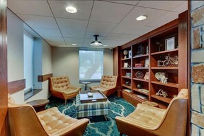 Lobby sitting area - Wyndham Garden San Antonio Airport (San Antonio)