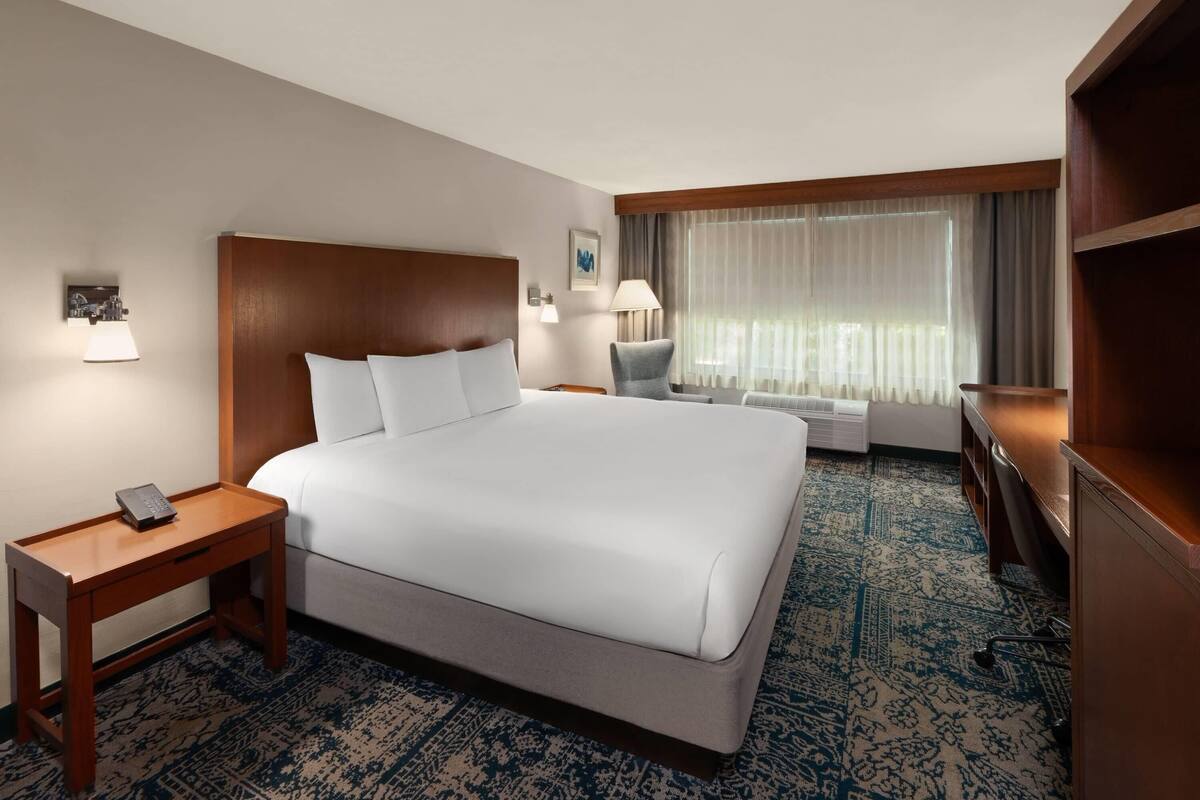 Deluxe Room, 1 King Bed, Non Smoking | Desk, laptop workspace, blackout curtains, iron/ironing board