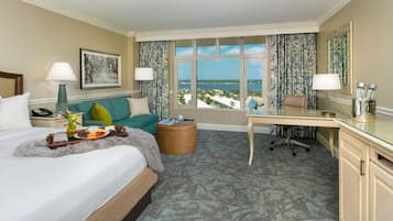 Kamer, 1 kingsize bed (Sunset View) | Luxe beddengoed, pillowtop-bedden, een kluis op de kamer, een bureau