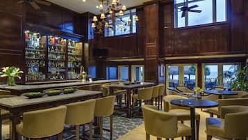 2 bars/lounges, een poolbar