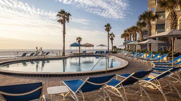 Piscina externa, funciona das 9h às 22h, barracas, guarda-sóis