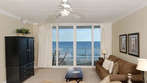Condo, 3 Bedrooms, 3 Bathrooms, Sea Facing  | 起居區 | 電視、 DVD 播放機