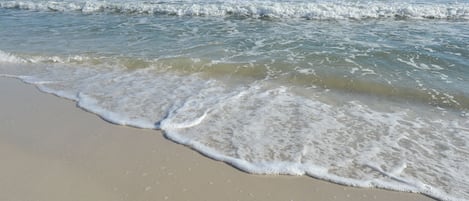 Plage, sable blanc, chaises longues, parasols