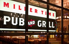 2 Restaurants, Frühstück, Mittagessen, Abendessen, amerikanische Küche
