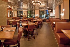2 restaurants servant le petit déjeuner, le déjeuner et le dîner