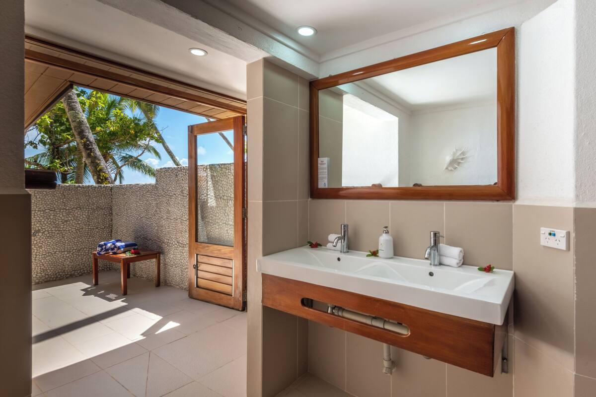 deluxe bungalow, ocean view, oceanfront | bathroom | shower, free toiletries, hair dryer, towels
