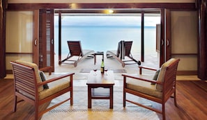 Premium Bungalow, Ocean View, Beachfront | Living area