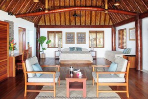 Premium bungalow, uitzicht op oceaan, aan het strand | Luxe beddengoed, pillowtop-bedden, een minibar, een kluis op de kamer