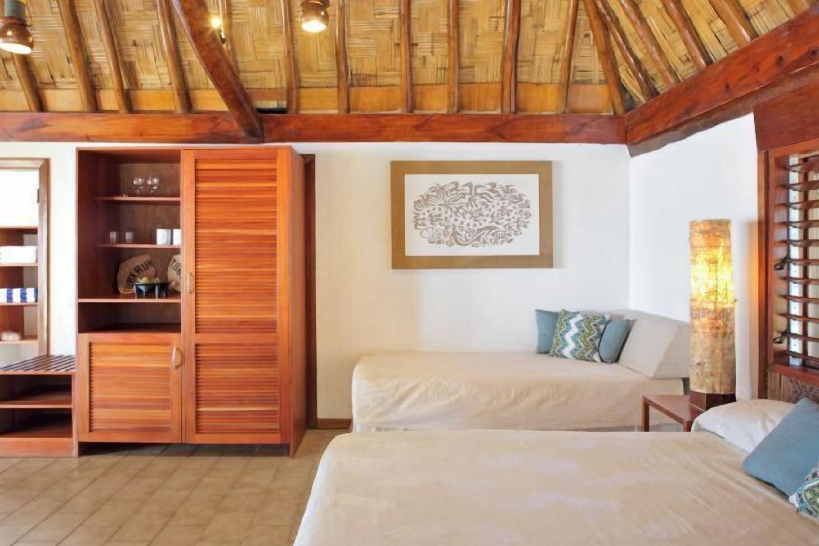 高档床上用品、加厚床垫、迷你吧、客房内保险箱