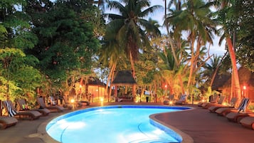 Piscine extérieure, chaises longues